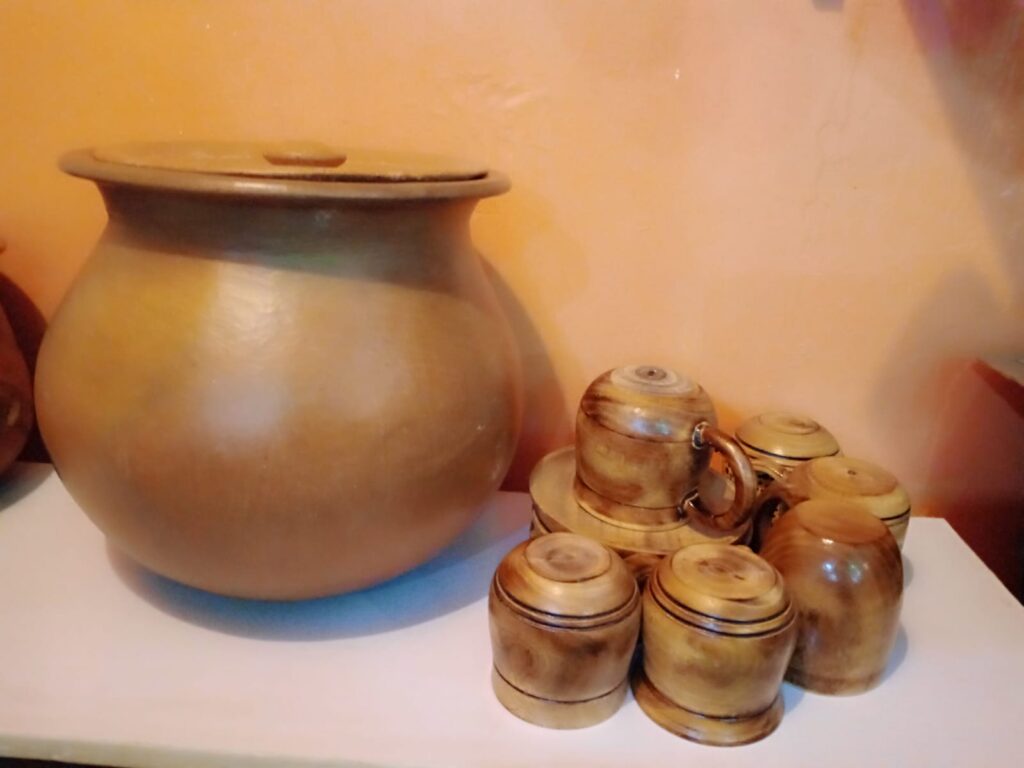 Utamaduni Finest 10/12ltr +6pcs wooden mugs